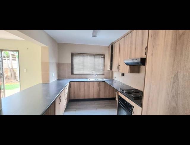 3 BEDROOM TOWNHOUSE FOR SALE IN HEUWELSIG ESTATE